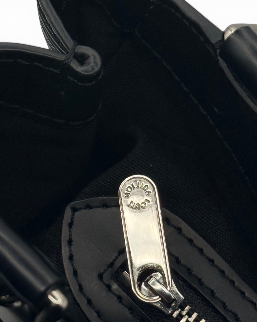 Louis Vuitton Montaigne PM – Black Epi Leather