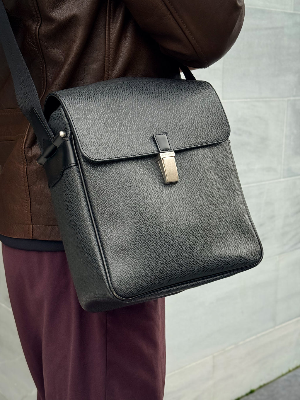 Louis Vuitton Saratov PM – Black Taiga Leather Messenger Bag