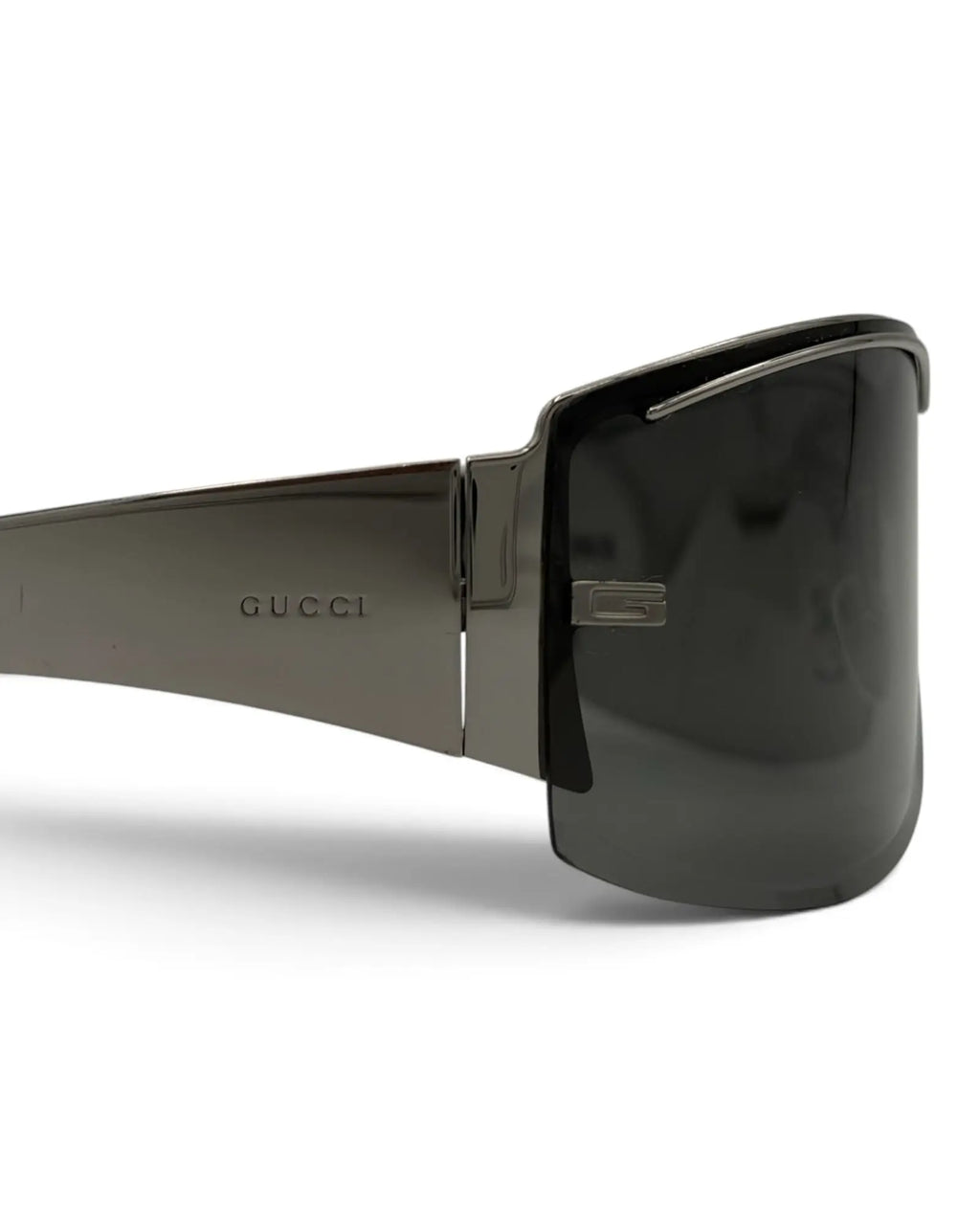 Óculos de sol LUXVINTAGELISBON Gucci com armação envolvente em metal cinza escuro e lentes escuras de design futurista.