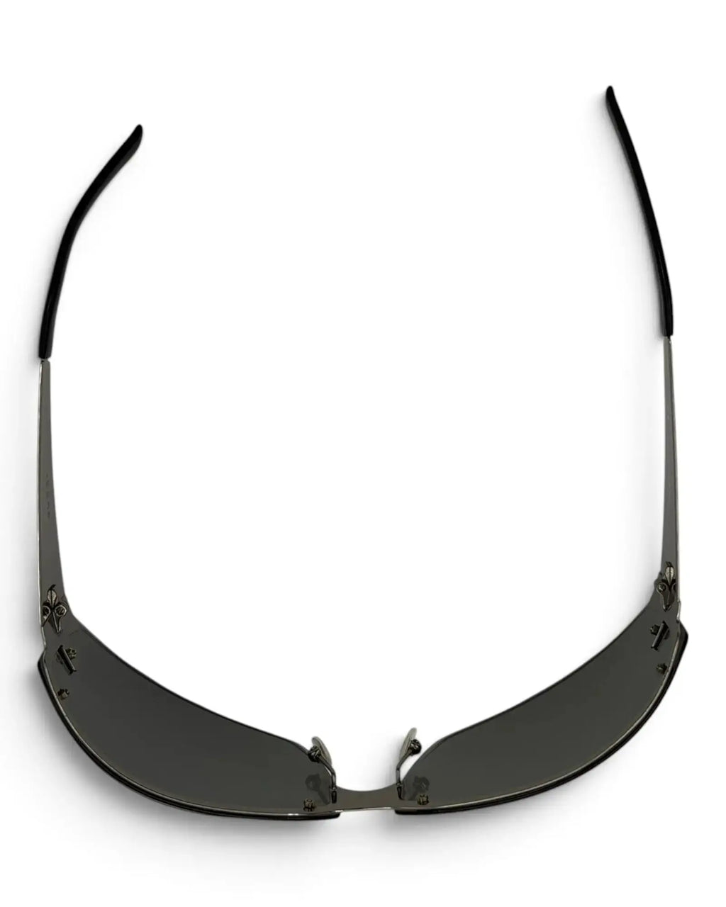 LUXVINTAGELISBON Gucci shield frame sunglasses in dark grey metal with a futuristic wraparound design.
