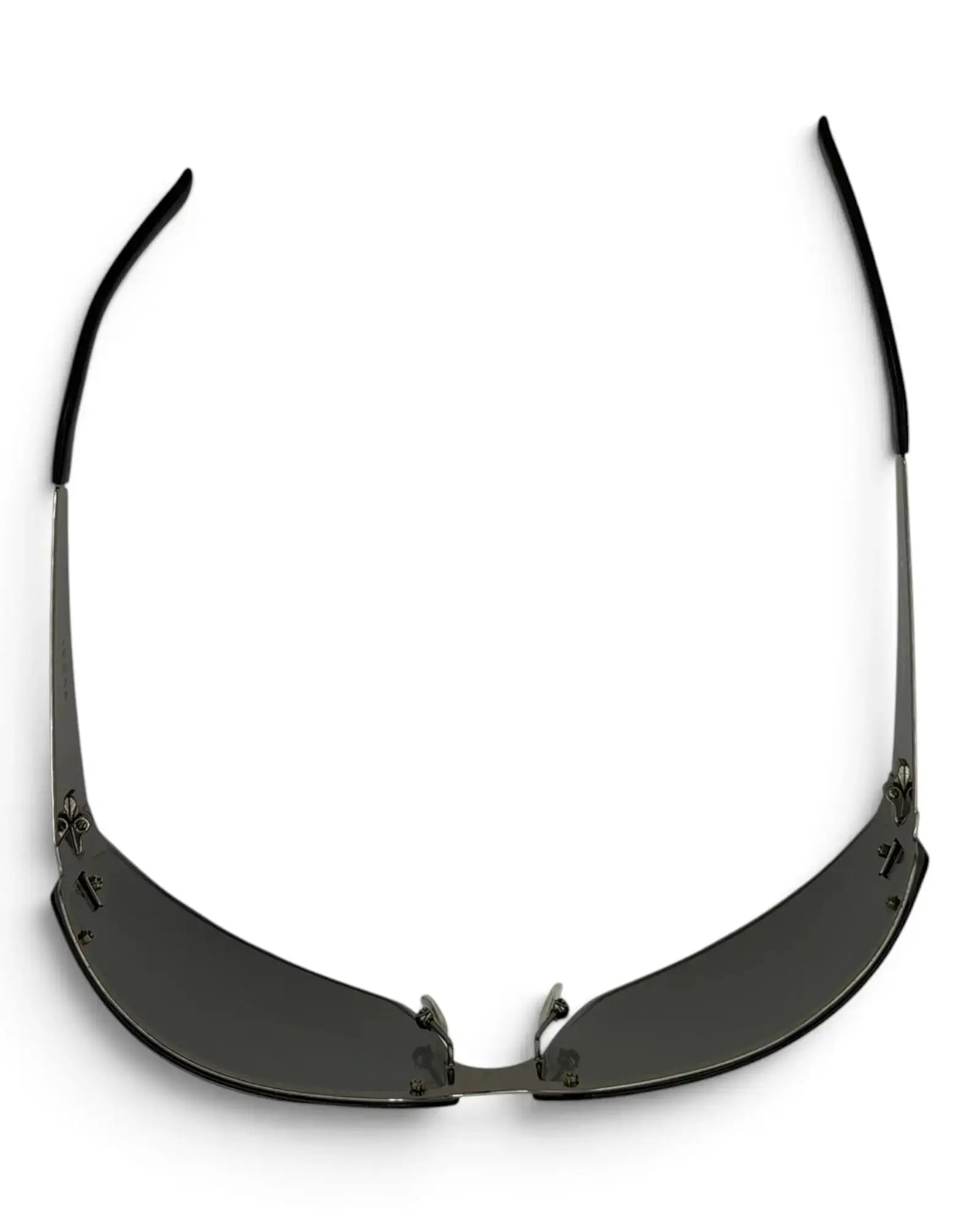 LUXVINTAGELISBON Gucci shield frame sunglasses in dark grey metal with a futuristic wraparound design.