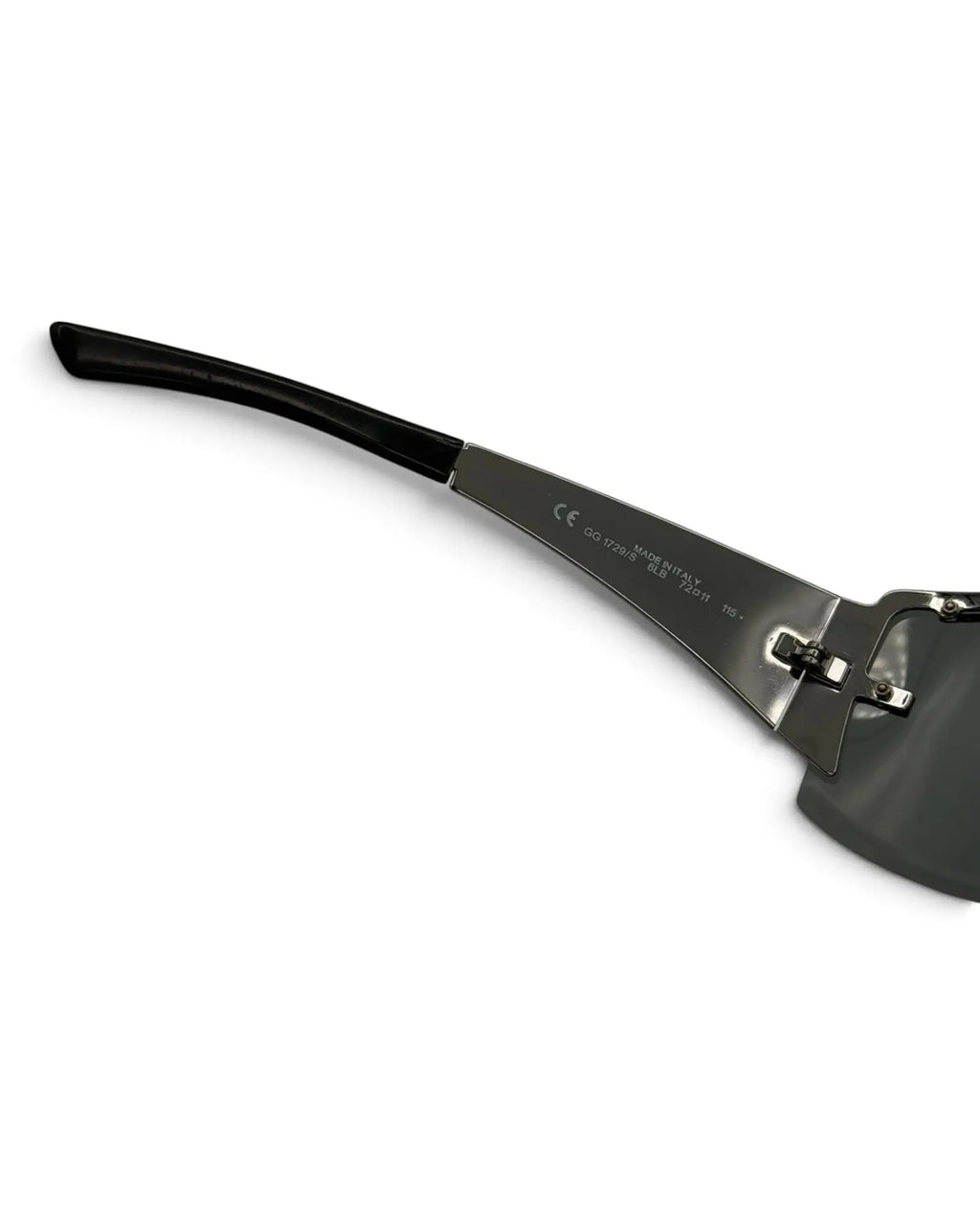 LUXVINTAGELISBON Gucci shield frame sunglasses with dark grey metal temple and engraved branding details