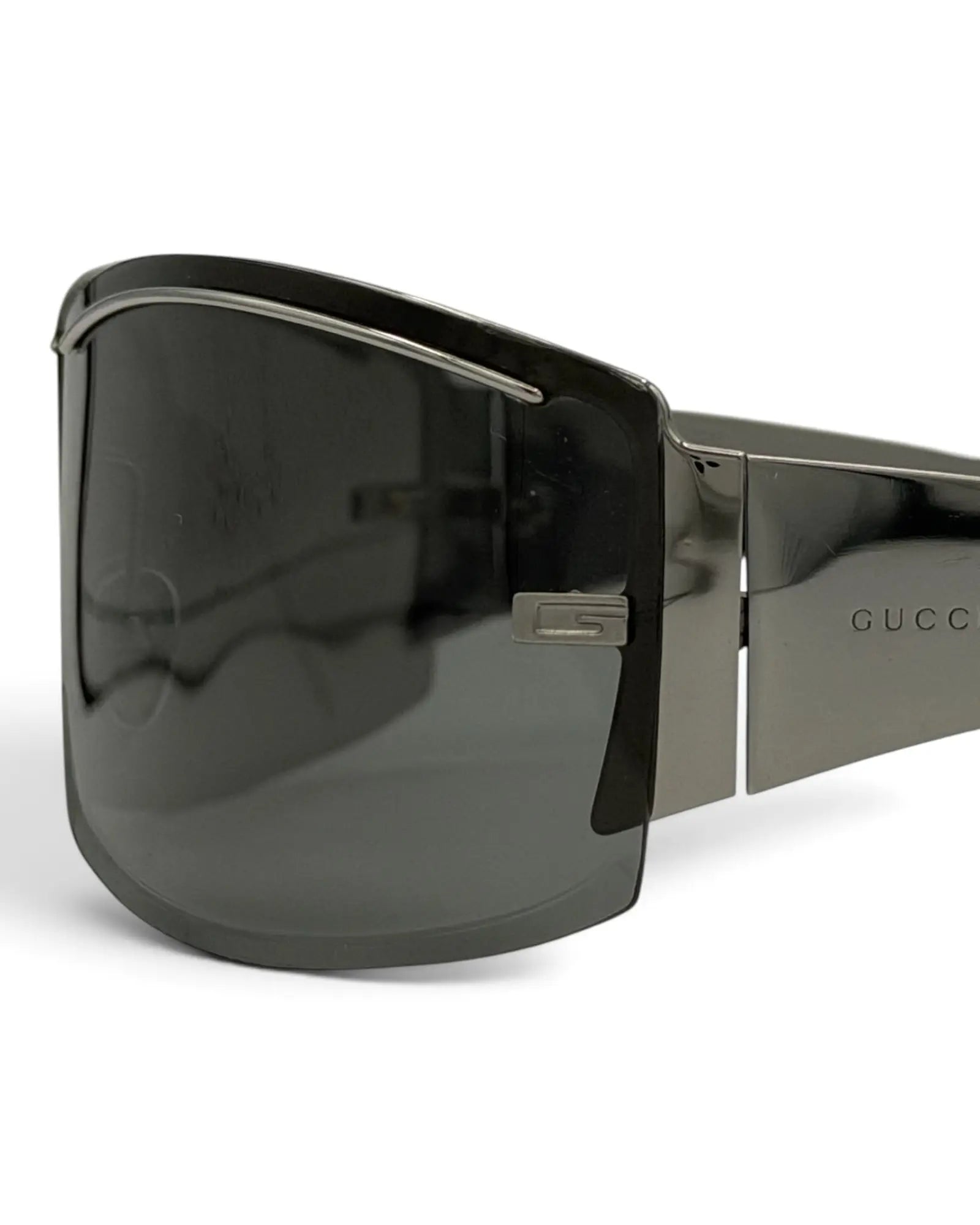 Óculos de sol Gucci Shield Frame com armação em metal cinza escuro e lentes envolventes da LUXVINTAGELISBON