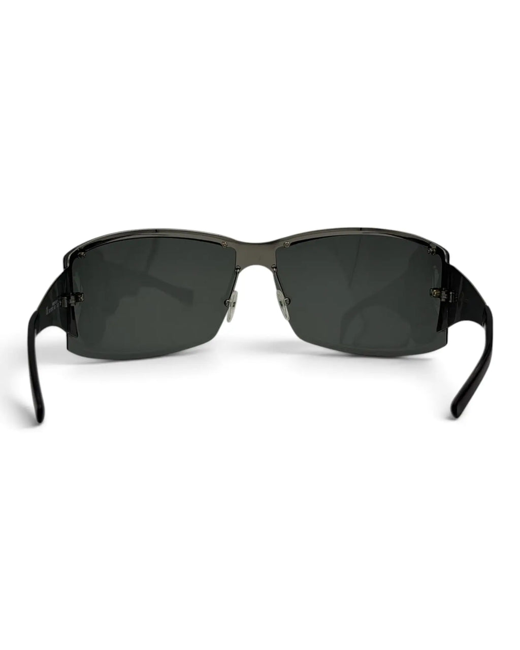 LUXVINTAGELISBON Gucci shield frame sunglasses in dark grey metal with dark lenses and a modern wraparound silhouette.