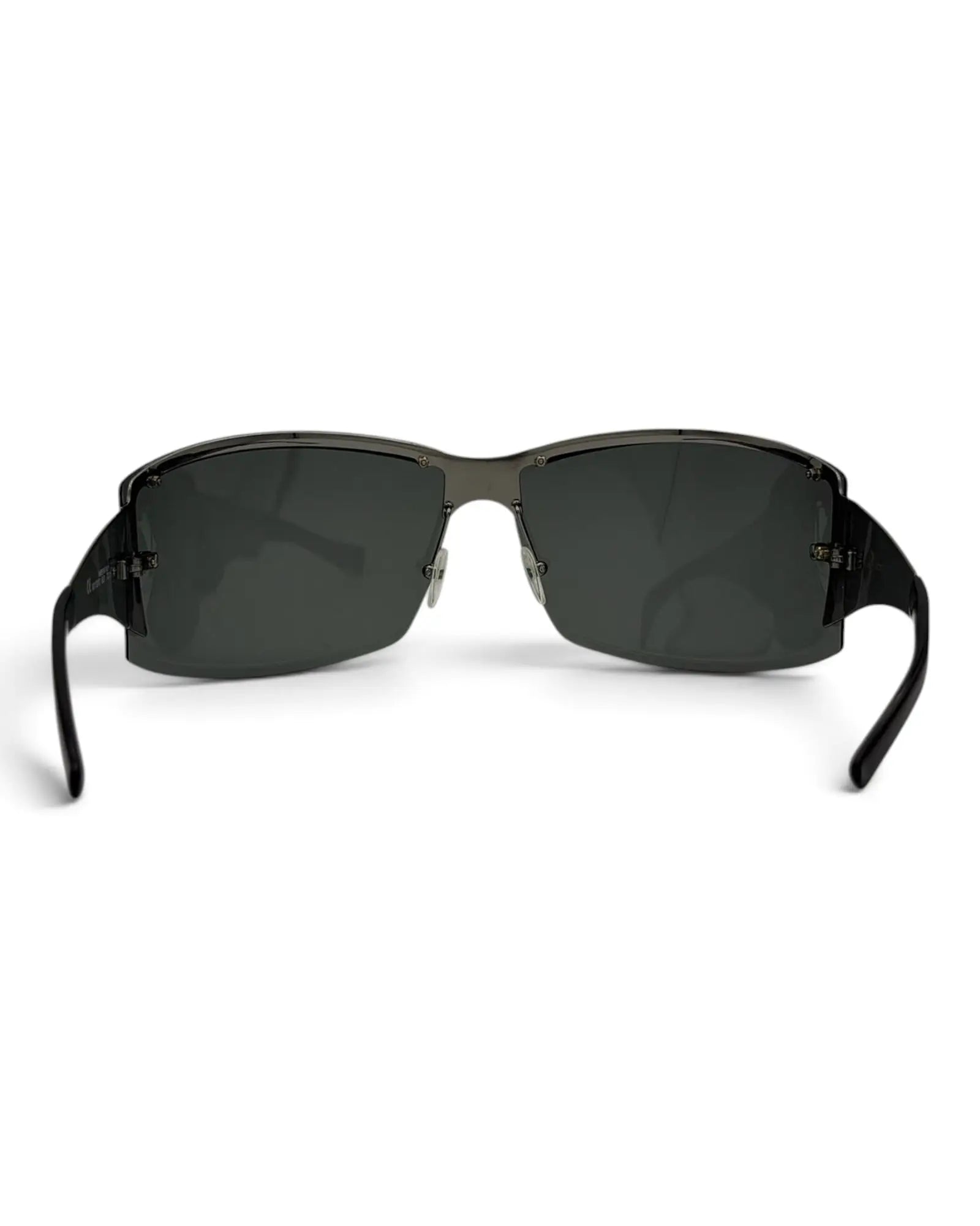 LUXVINTAGELISBON Gucci shield frame sunglasses in dark grey metal with dark lenses and a modern wraparound silhouette.
